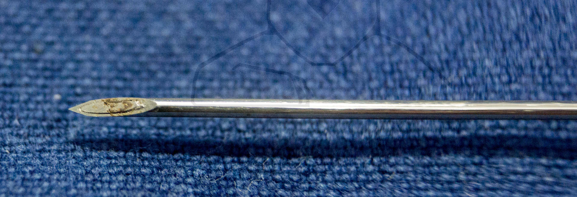 Instrumentenbox zur Lumbalpunktion, um 1930, Detailaufnahme, Kanüle zur Lumbalpunktion mit eingesteckter Seele